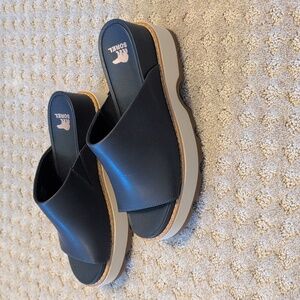 Sorel Joanie IV Leather Upper Slide Sandal With Rubber Bottom Women's Size 9